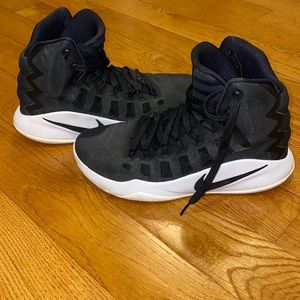 Basketball shoes